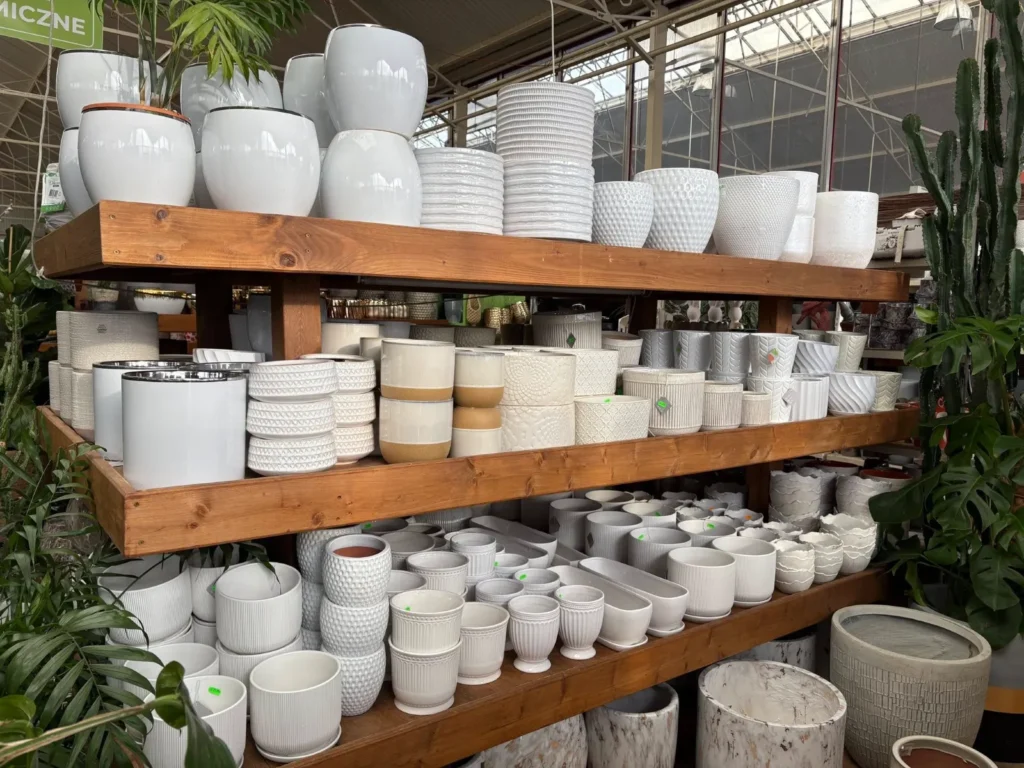 półka z doniczkami ceramicznymi na kwiaty